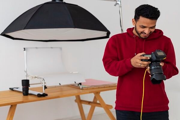 medium-shot-specialized-photographer-working-studio-600x400 medium-shot-specialized-photographer-working-studio-600x400